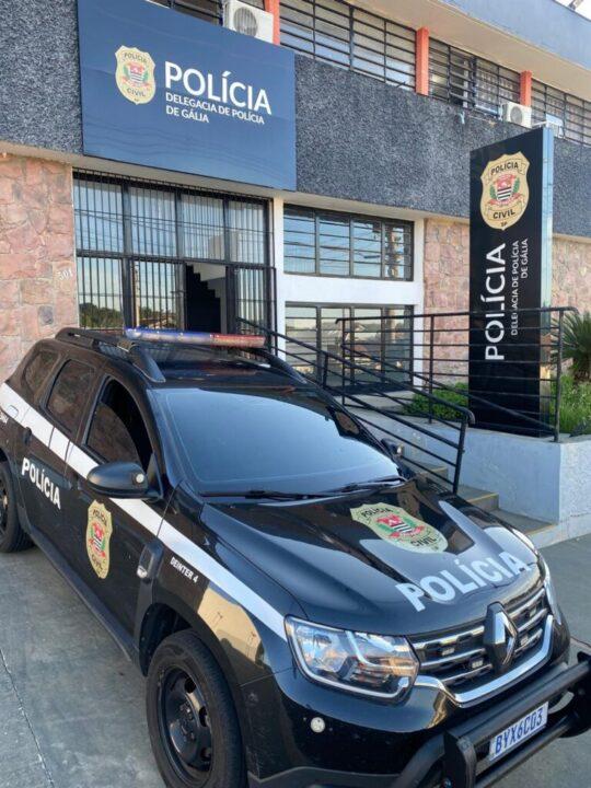 Suspeito sendo detido pela Polícia Civil