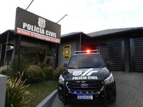 Homem sendo detido pela polícia