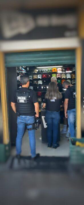 Produtos falsificados bonés e camisas