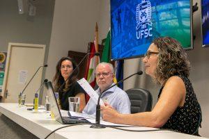 Crianças brincando na Cuidoteca da UFSC