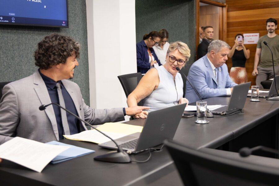 Projeto de Lei 21/2020 - Uso de Celulares em Escolas