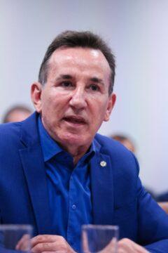 Imagem ilustrativa de um agressor com tornozeleira eletrônica