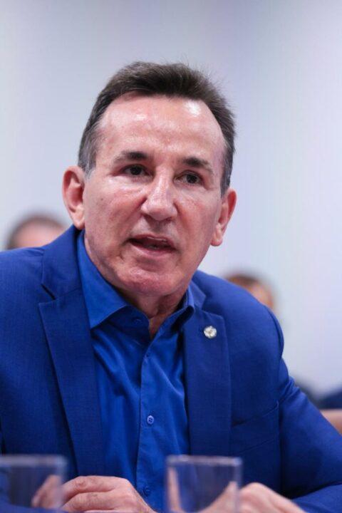 Imagem ilustrativa de um agressor com tornozeleira eletrônica