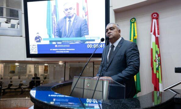 Imagem do deputado Sargento Lima apresentando projeto de lei