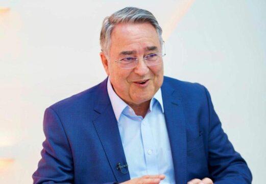 Imagem de Raimundo Colombo sendo anunciado por Jorge Bornhausen como pré-candidato ao Governo do Estado