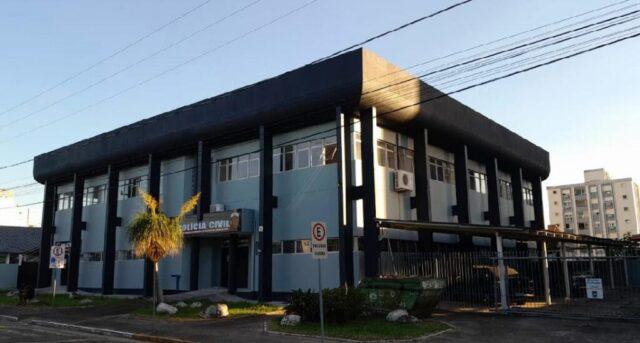 Mulher presa por armazenar ampolas de medicamentos ilegais em Balneário Camboriú