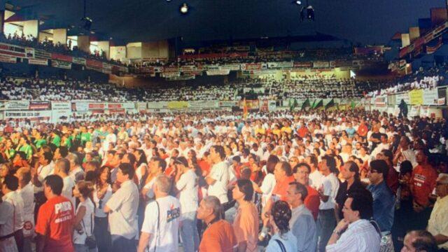 Prefeito Adriano Silva renuncia em grande evento político
