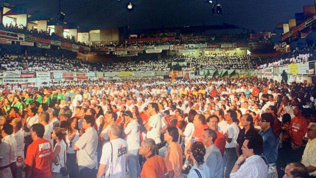 Prefeito Adriano Silva renuncia em grande evento político