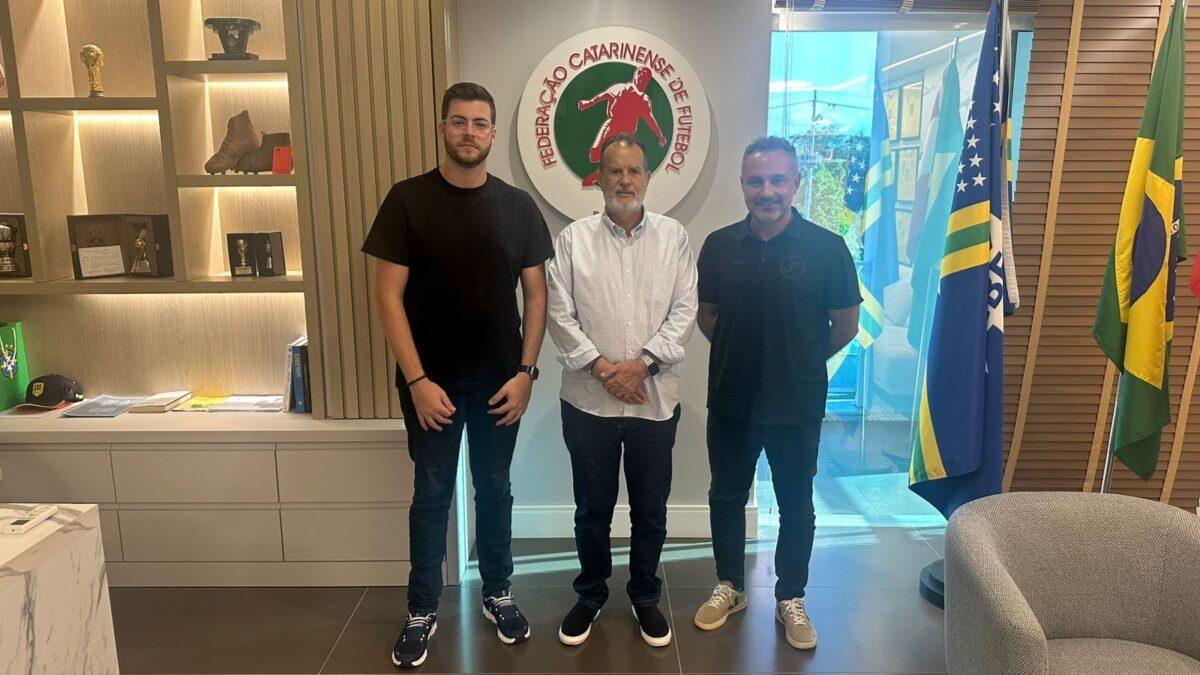 Presidente da FCF Rubens Angelotti junto a Derian Campos e André Gusthavo Behnke do Joinville Esporte Clube