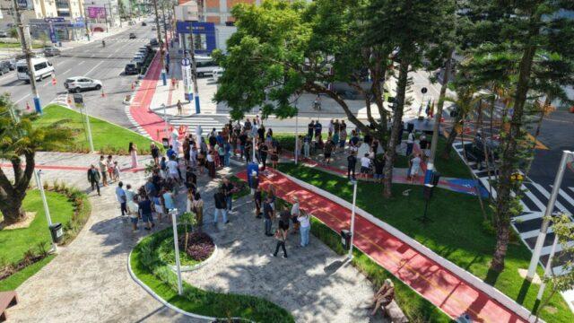 Praça com bancos e paisagismo