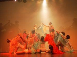 Bailarinos em performance na UFSC