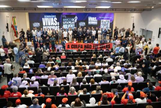 Mulheres participando de seminário sobre feminicídio em Santa Catarina