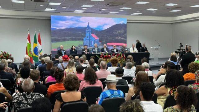Imagem da sessão solene em homenagem aos 150 anos de Jaraguá do Sul