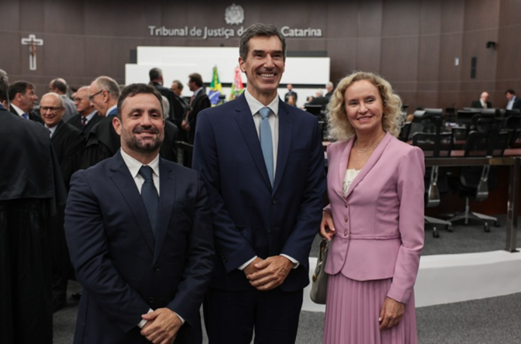 Desembargadores discutindo em sessão do TJSC