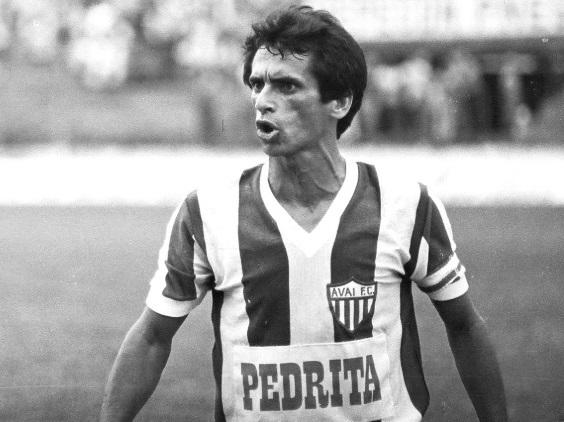 Imagem de Toninho Quintino com a taça de campeão catarinense de 1973