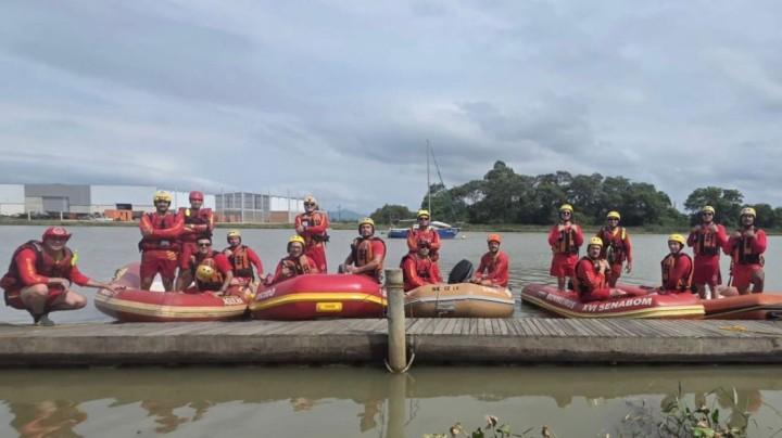Equipe do Corpo de Bombeiros em treinamento com embarcações a motor