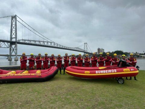 Bombeiros em treinamento aquático