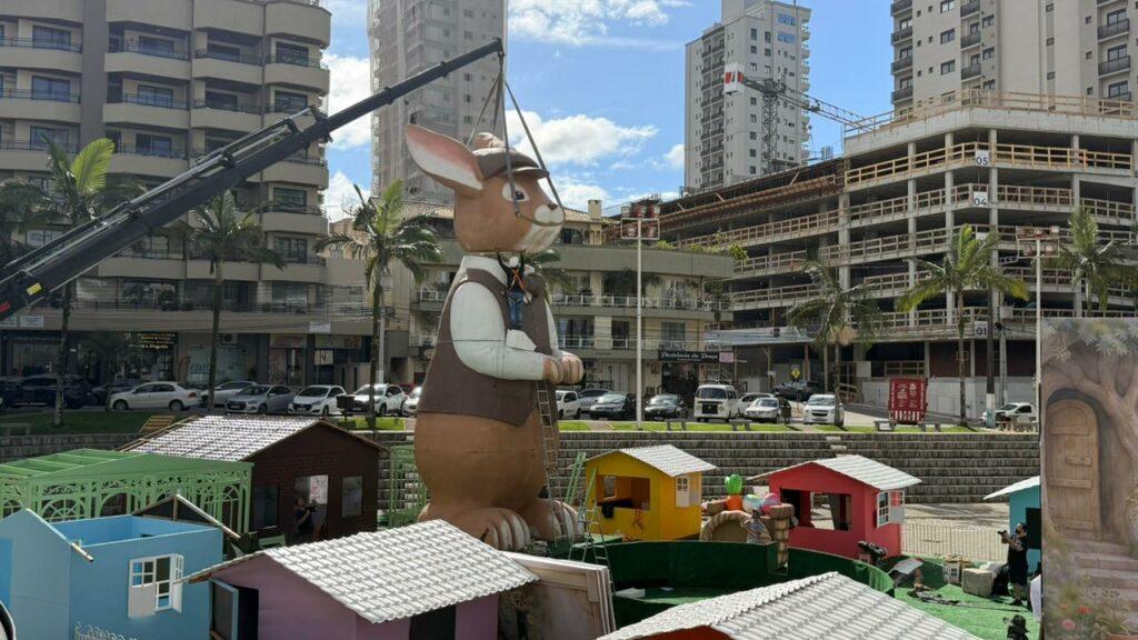 Decoração da Vila de Páscoa na Praça da Paz com ovo gigante de LED e coelho gigante