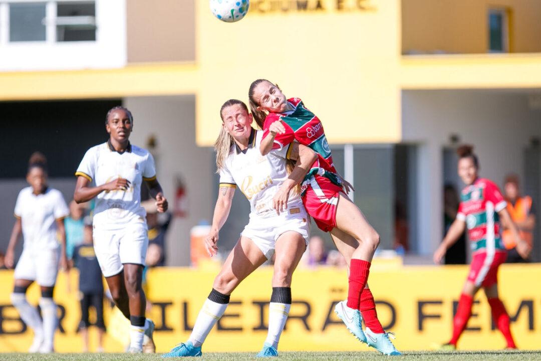 Jogadoras comemorando gol
