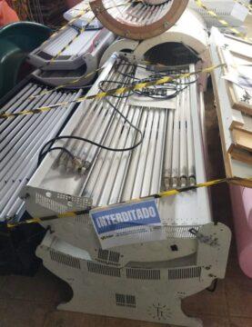 equipamentos de bronzeamento artificial apreendidos em Itajaí