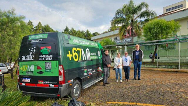 Vans da Acafe visitando escolas públicas em Santa Catarina