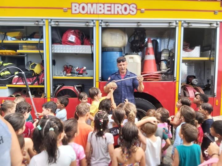 Crianças participando de atividades educativas com o CBMSC