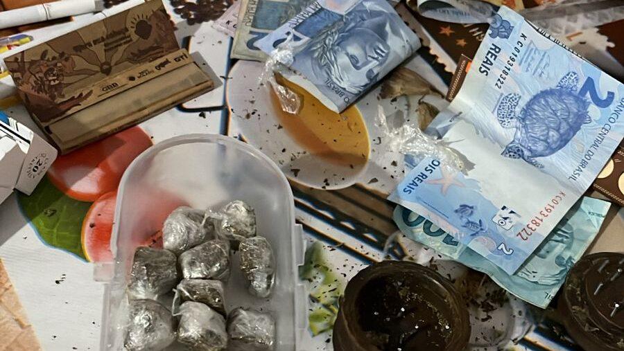 Cães farejadores auxiliam na apreensão de drogas e armas