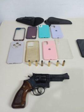 Revólver, munições e capas de celulares apreendidos em Florianópolis