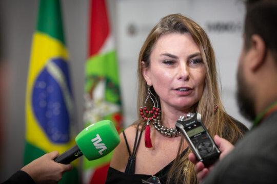 Deputada Paulinha durante assinatura da licitação