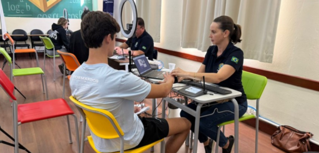 Estudante realizando alistamento eleitoral com atendimento do TRE-SC