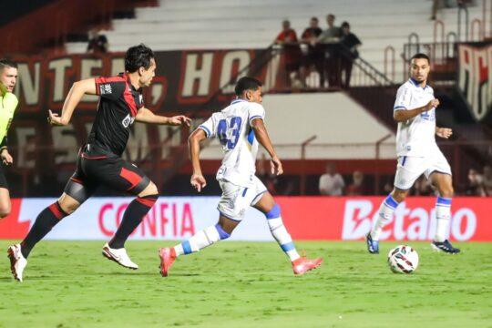 Escudo do Atlético-GO e do Avaí em confronto da Série B 2026