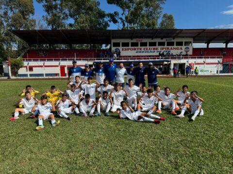 Equipe do Avaí Sub-12 com a taça de vice-campeão da Copa Sarandi