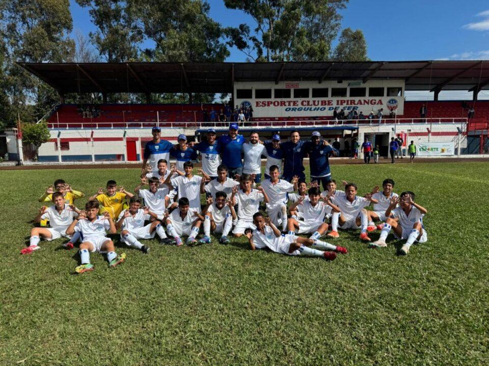 Equipe do Avaí Sub-12 com a taça de vice-campeão da Copa Sarandi