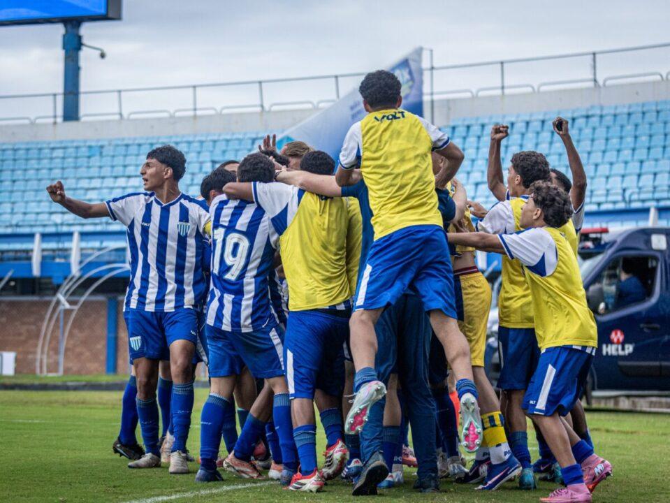 Jogadores do Avaí Sub-15 comemoram vitória sobre o Coritiba