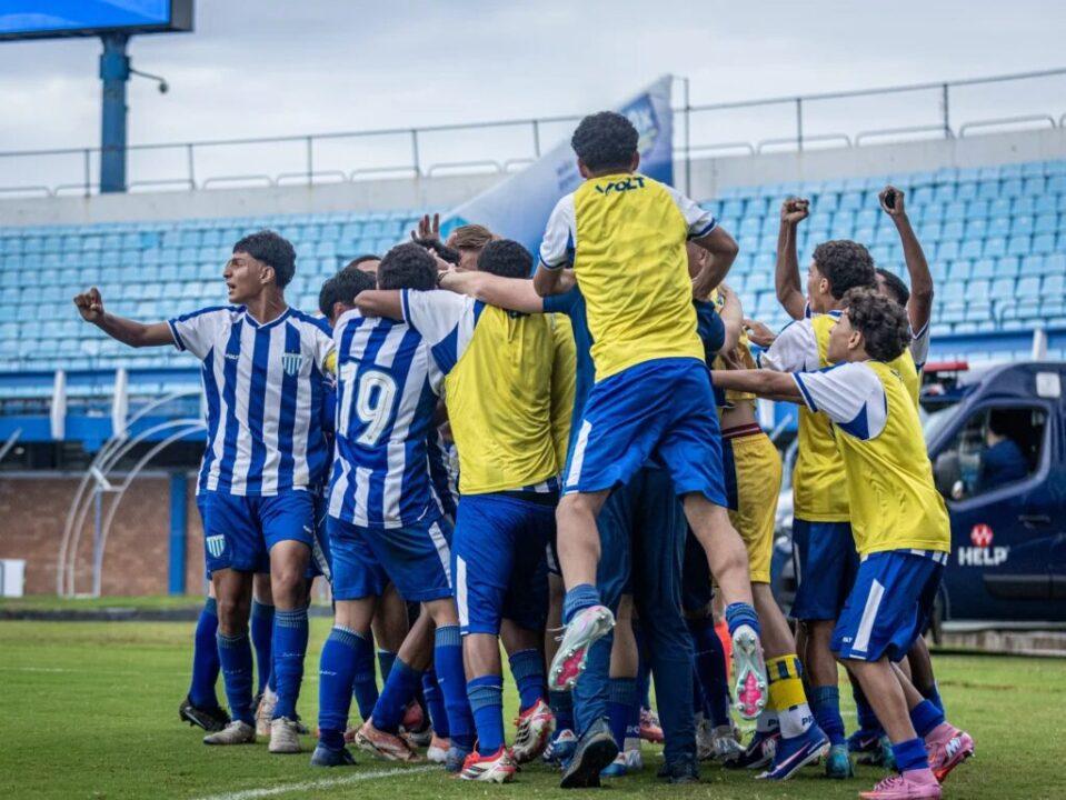 Jogadores do Avaí e do Coritiba-PR em campo