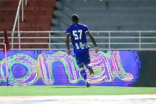 Jogadores em disputa de bola