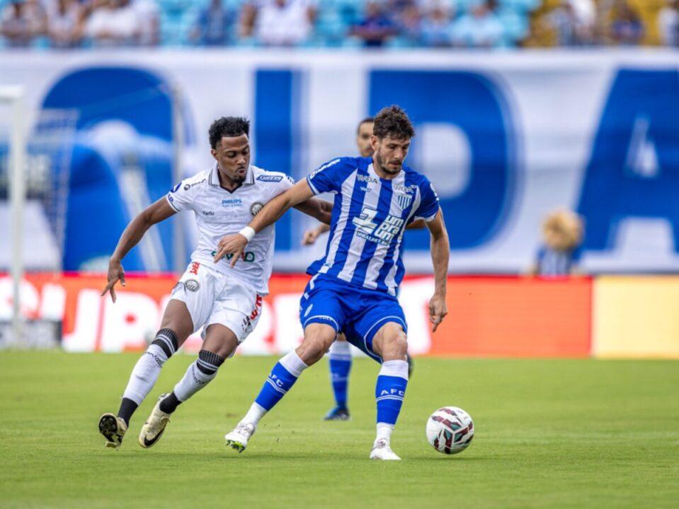 Jogadores do Avaí e do Operário-PR em campo