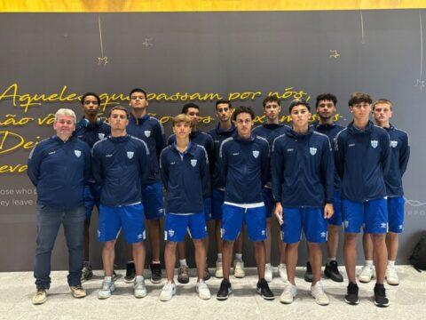 Time de basquete do Avaí Sub-18 celebrando o terceiro lugar no JEBS