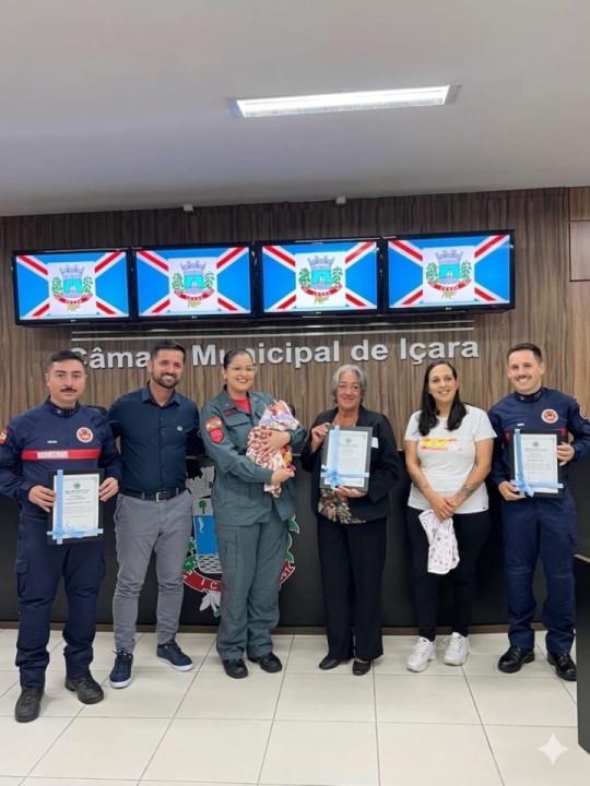 Bombeiros atendendo parto emergencial em Içara