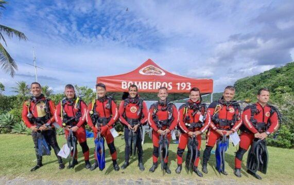 Equipes de mergulho do Corpo de Bombeiros Militar de Santa Catarina em treinamento