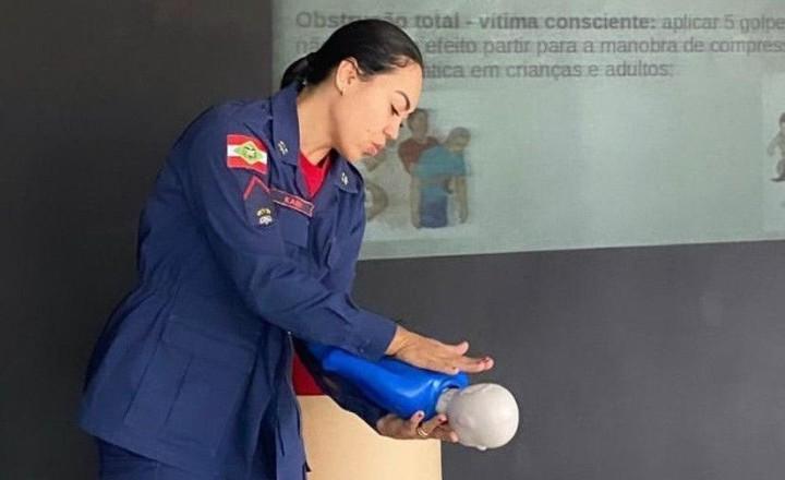 Gestante participando de palestra sobre primeiros socorros