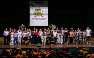 Servidores da UFSC recebem homenagem na cerimônia de reconhecimento em 2025