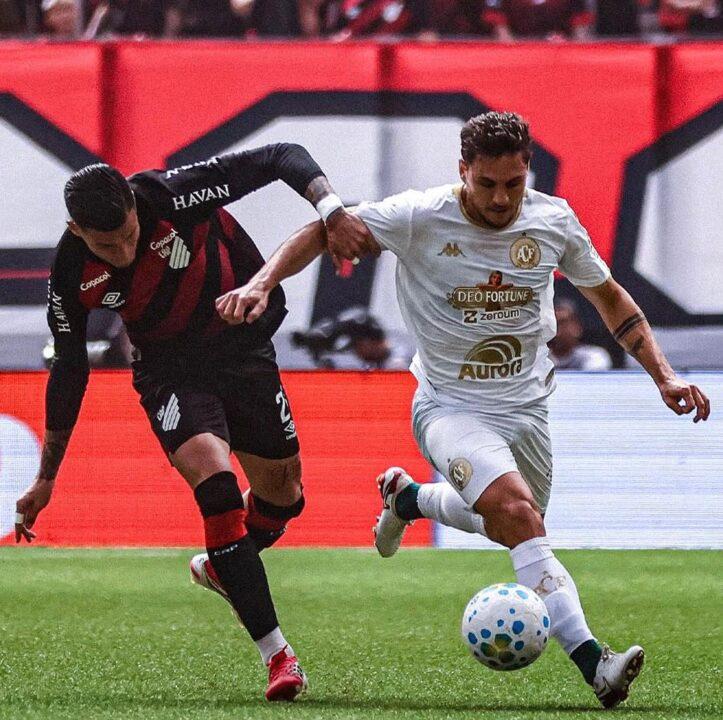 Imagem da partida entre Chapecoense e Athletico-PR