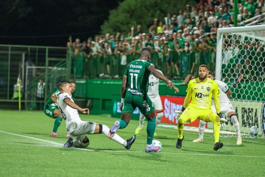 Emblemas dos times Chapecoense e Atlético Mineiro