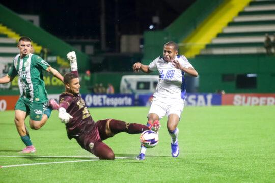 Chapecoense vence Avaí por 2 a 1