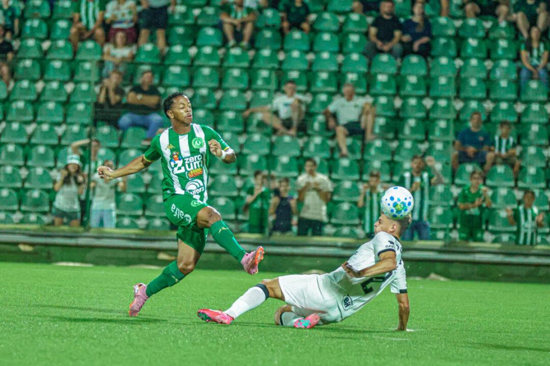 Imagem do confronto entre Chapecoense e Vitória-BA na Arena Condá