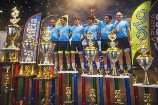 Equipe de Ciclismo do Avaí / FME Florianópolis competindo na Volta Internacional no Uruguai
