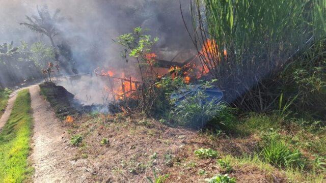 Bombeiros combatendo incêndio em residência