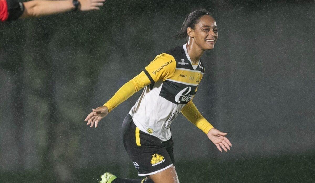 Jogadoras de futebol comemorando gol