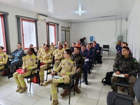 Bombeiros participando do curso de condução de embarcações